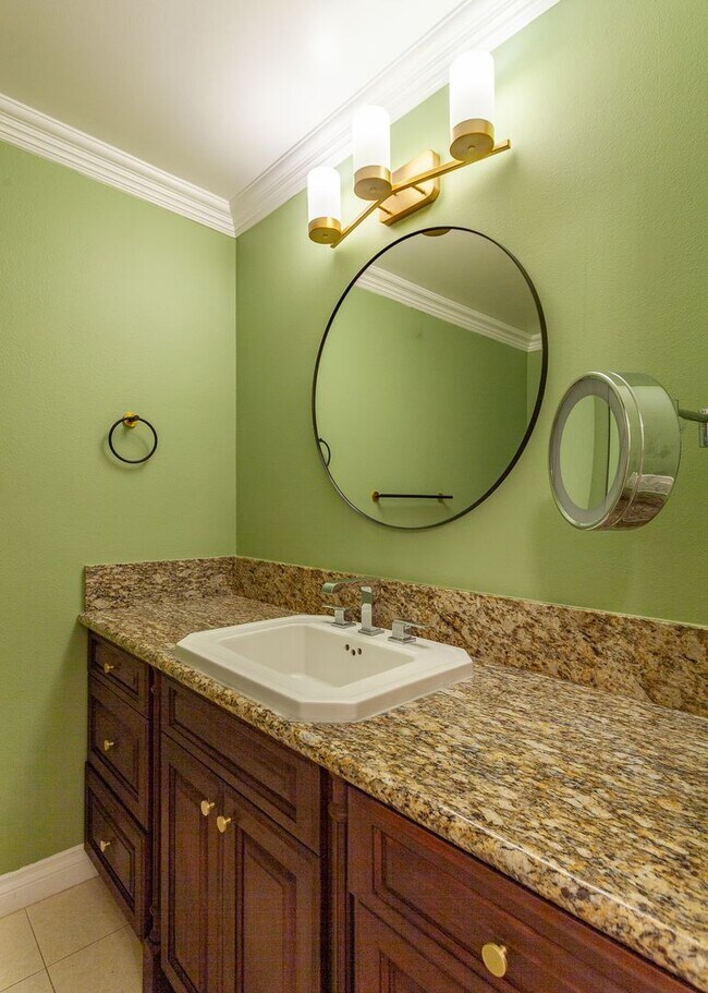 Building Photo - Stunning 2 Bed | 2 Bath Luxury Condo with ...