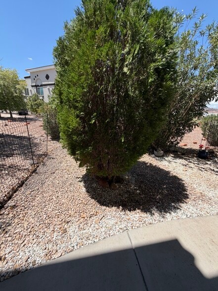Building Photo - 2075 S Sir Monte Dr