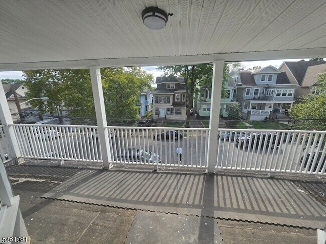 Building Photo - 37 Mapes Ave