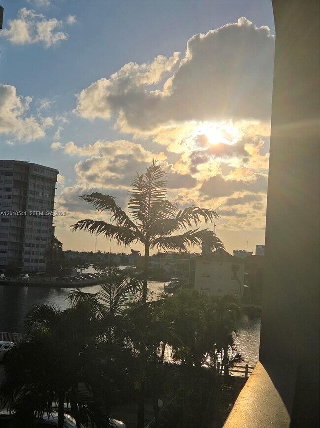Building Photo - 1817 S Ocean Dr