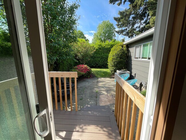 Building Photo - Stunning Eastmoreland Mid-Century Modern w/ Private Yard, A/C