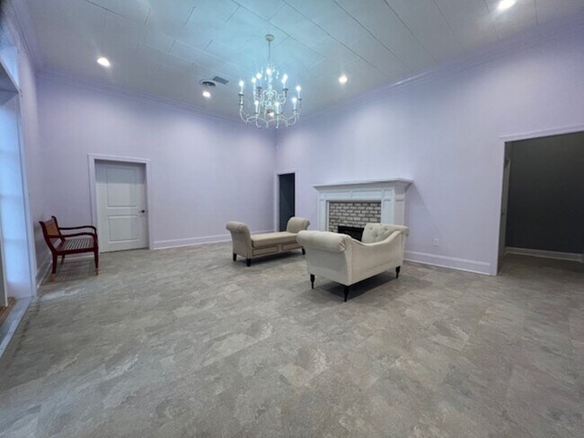 Building Photo - Commercial Space! Perfect for fitness/yoga studio, photography studio/ gallery, retail, or other ...