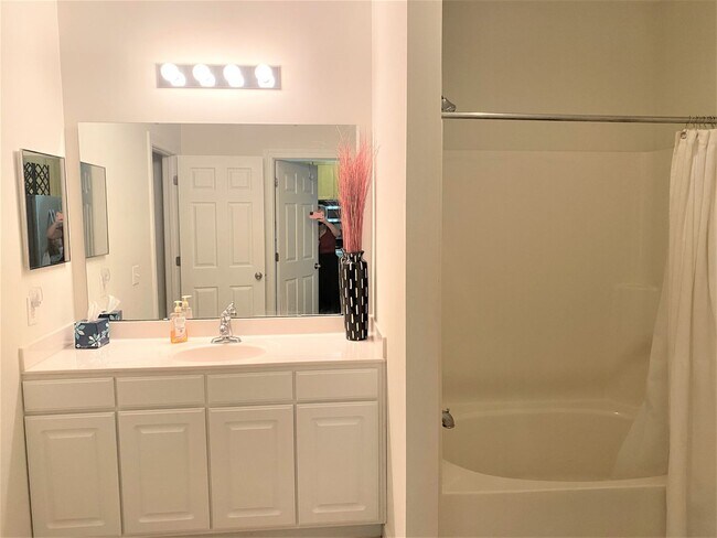 Building Photo - Furnished! Cozy one bedroom with large bedroom, walk in closet. Community ,pool and gym