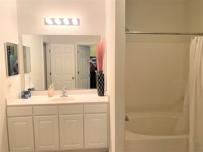 Building Photo - Rent Special $500 off June rent! Application special! Central Wilmington, Minutes Novant Hospital...