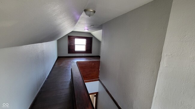 Building Photo - 1604 W 11th St