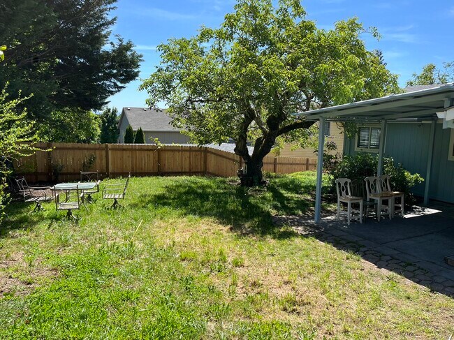 Building Photo - 2081 Canemah St