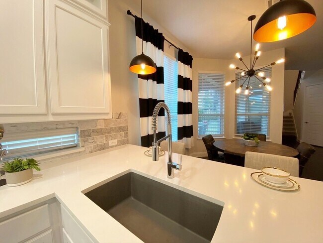 Building Photo - 2612 Cathedral Dr