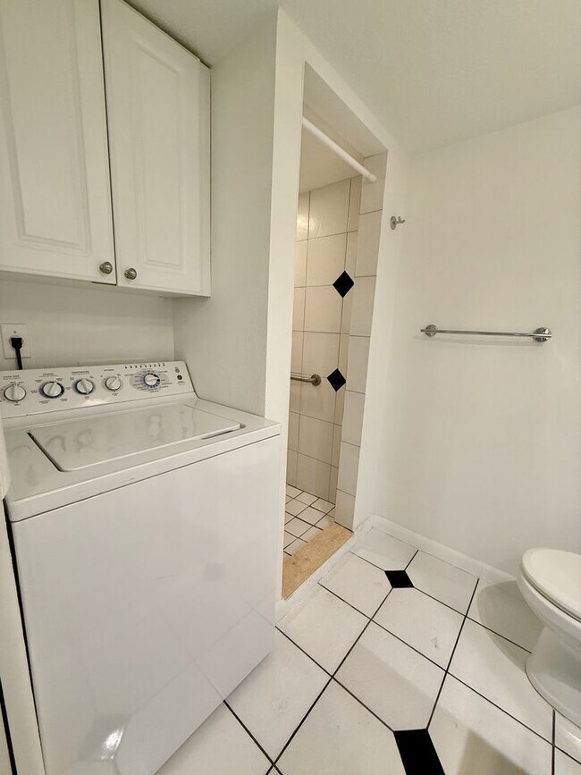 Building Photo - 2 bed 2 bath condo in Rosemary's District