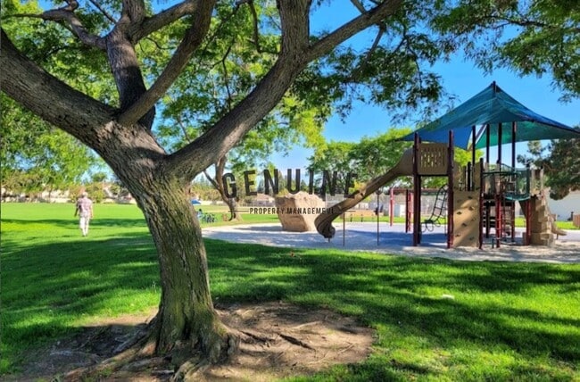 Building Photo - Spacious 3Bd 2.5Ba Home w/Den