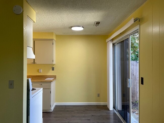 Building Photo - Great 1 bedroom, 1 bath cottage ~ nice quiet street
