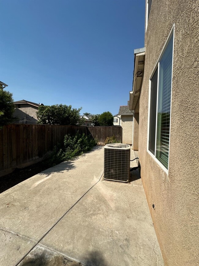 Building Photo - 636 W Venice Ln