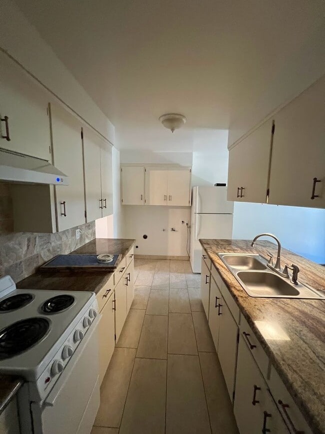 Building Photo - Charming Apartment with Solar