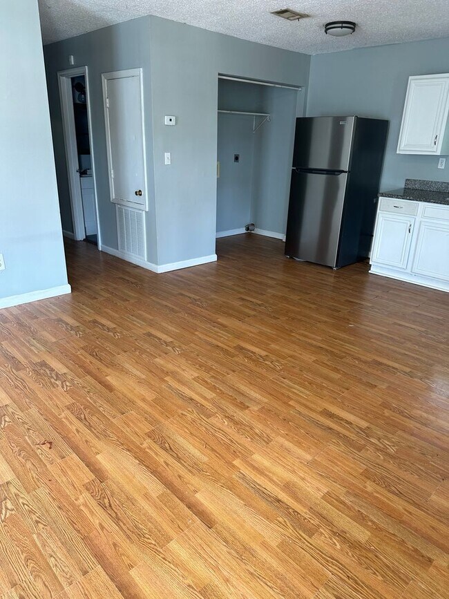 Building Photo - Spacious 3BD with Off Street Parking