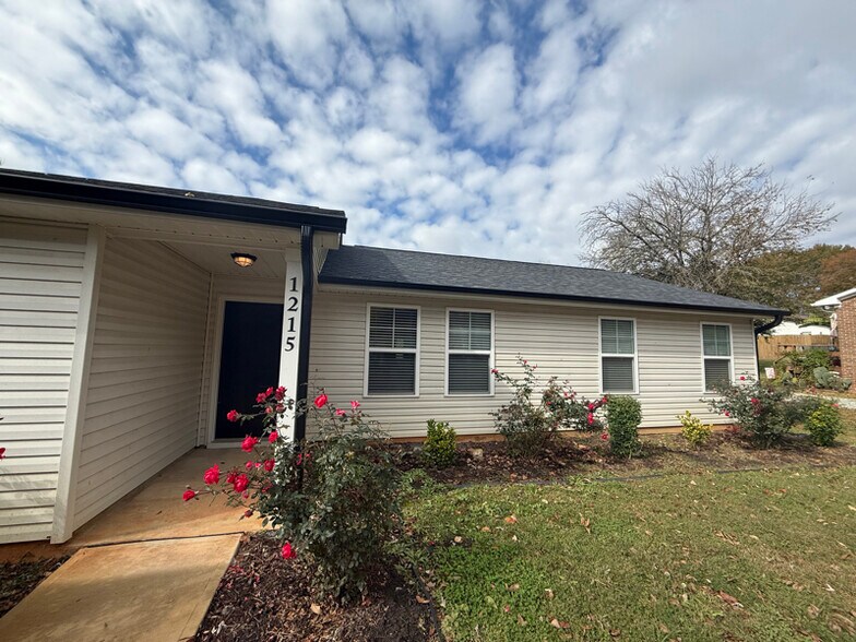 Primary Photo - 1215 Collins Dr