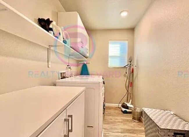 Building Photo - Modern 3-Story Home with Breathtaking Moun...