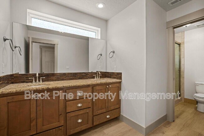 Building Photo - 909 N 31st St
