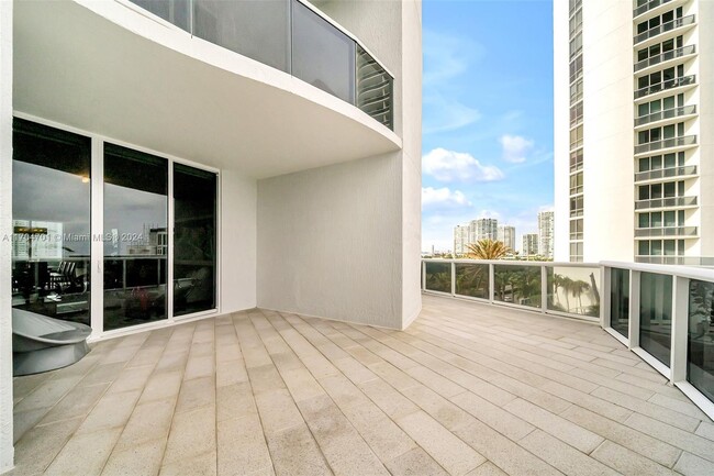 Building Photo - 15901 Collins Ave