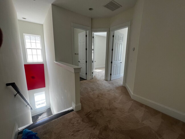 Building Photo - Beautiful Townhome in Central Myrtle Beach!
