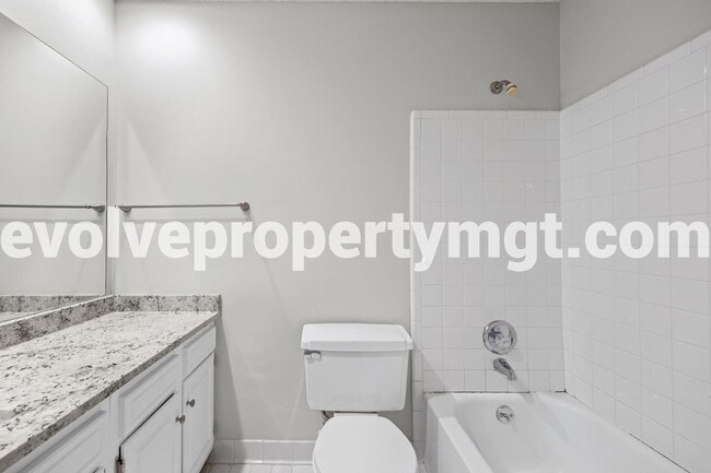 Building Photo - 2481 Chiswood St