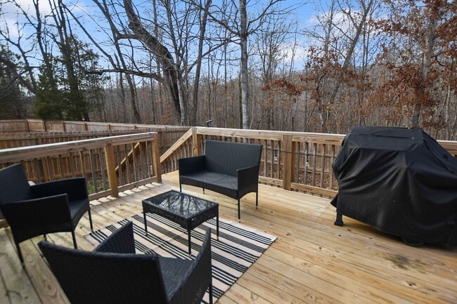 Building Photo - Pet Friendly Three Bedroom!