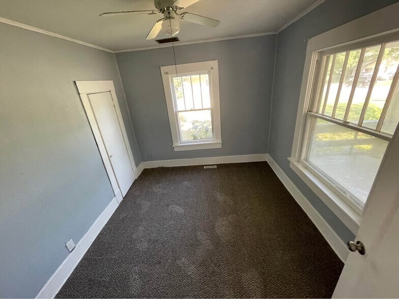 Building Photo - 518 W Cave Springs Ave