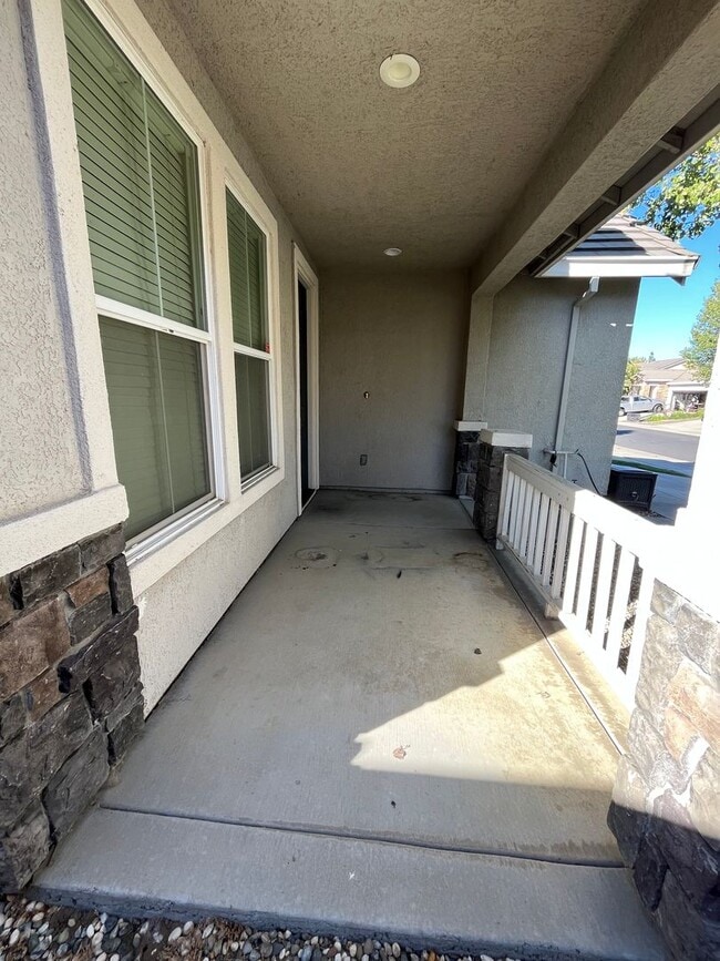 Building Photo - 4 Bed | 2 Bath | 1659SF | Tenant Pays $195...