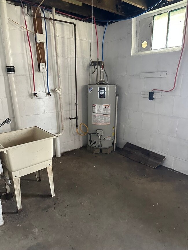 Building Photo - 3 Bedroom Home with Attached Garage