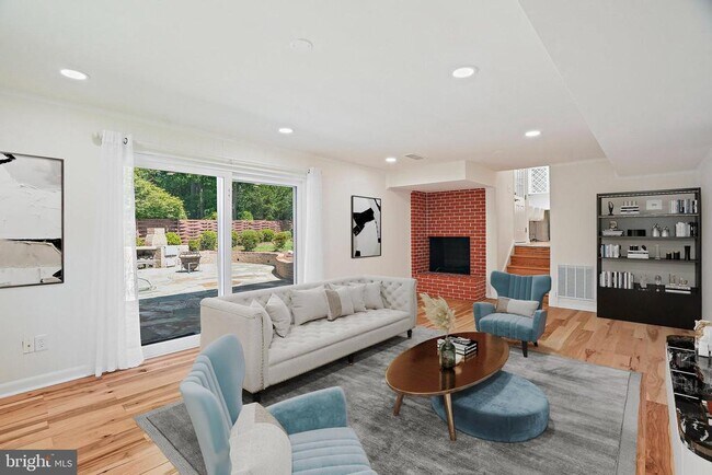 Building Photo - 6607 Lone Oak Dr