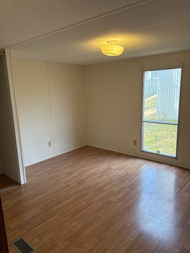 Building Photo - 2 Bedroom 1 Bath Mobile Home