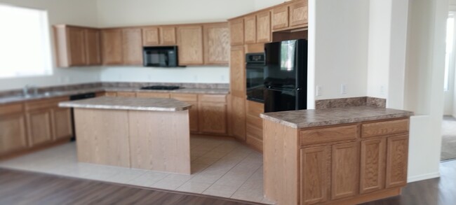 Kitchen - 6020 E Golf Club Ct