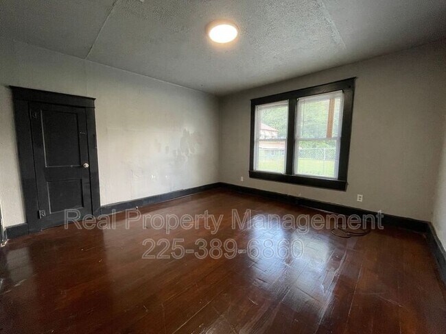 Building Photo - 3315 Weller Ave