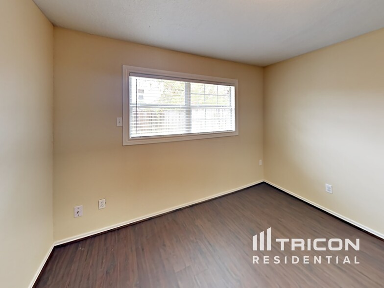 Building Photo - 943 Somercotes Ln