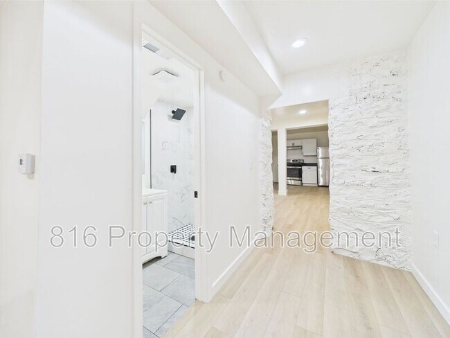 Building Photo - 1110 E 40th St