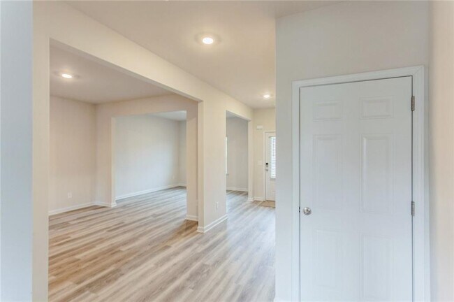 Building Photo - 628 Mackenzie Cv