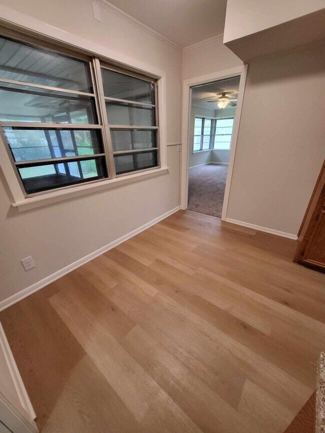 Building Photo - 706 Maple St