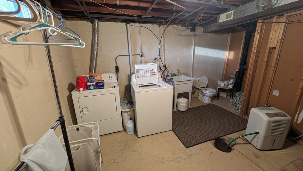 Building Photo - 729 Caroline St