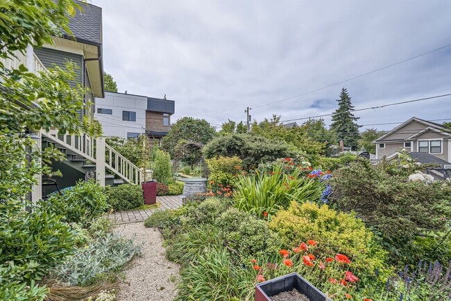 Building Photo - Queen Anne Home