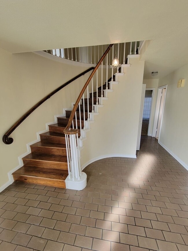 Building Photo - Bryan - 4 Bedroom - 2 bath - 2 story House with attached garage