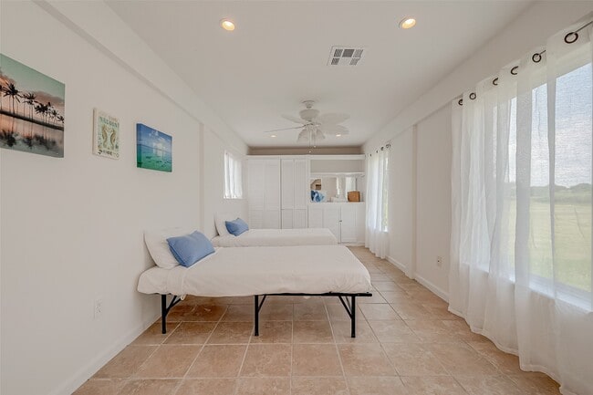 Building Photo - 510 Surf Oaks Dr