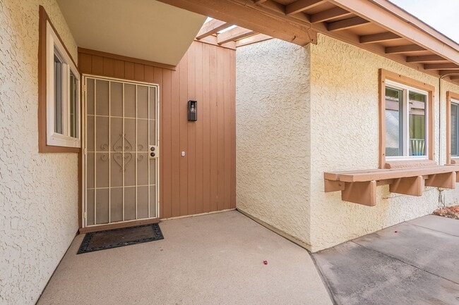 Building Photo - Fresh & Clean Townhome in North Phx!