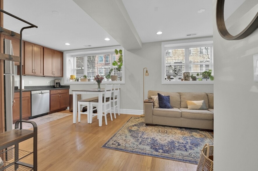 Building Photo - 2307 W Walton St