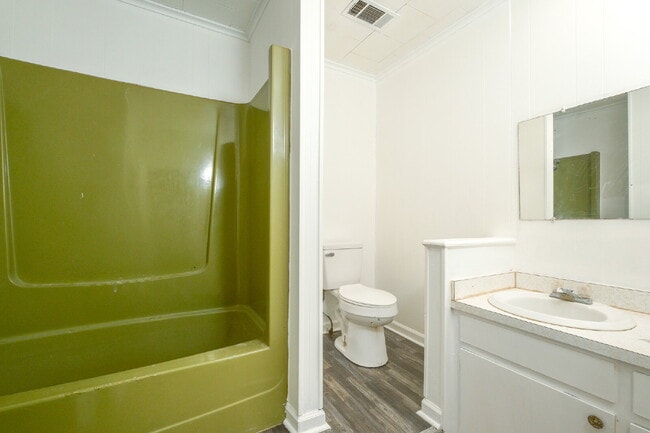 Building Photo - 2-Bed Home with Full Bath in Bradford!