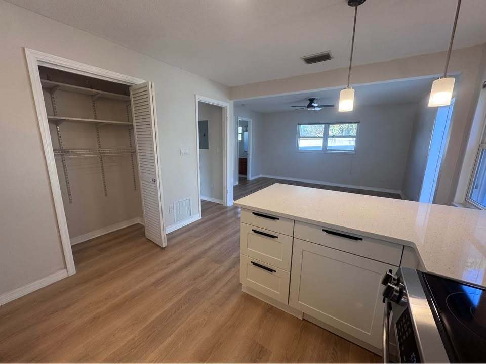 Building Photo - 5547 Kingswood Dr