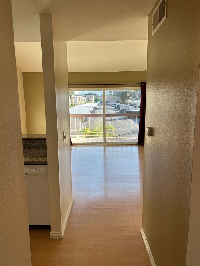 Building Photo - GREAT UPSTRS CONDO FOR LEASE!