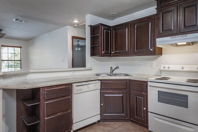 Building Photo - 808 E Gutierrez St