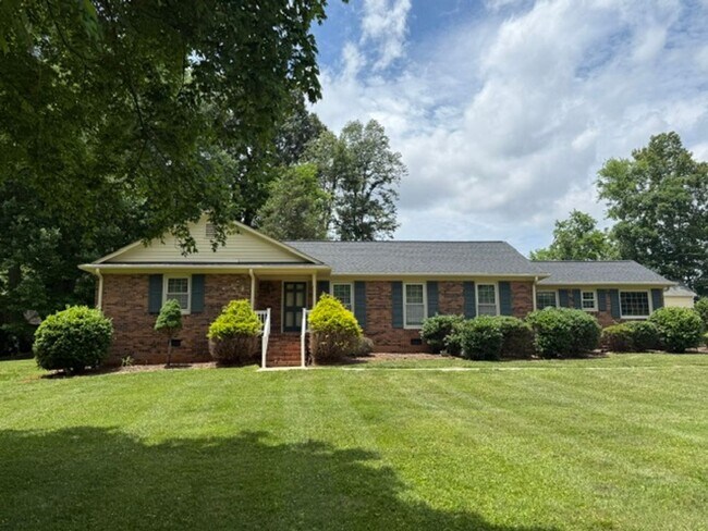 Building Photo - Three bedroom, 2 bath house in Mebane