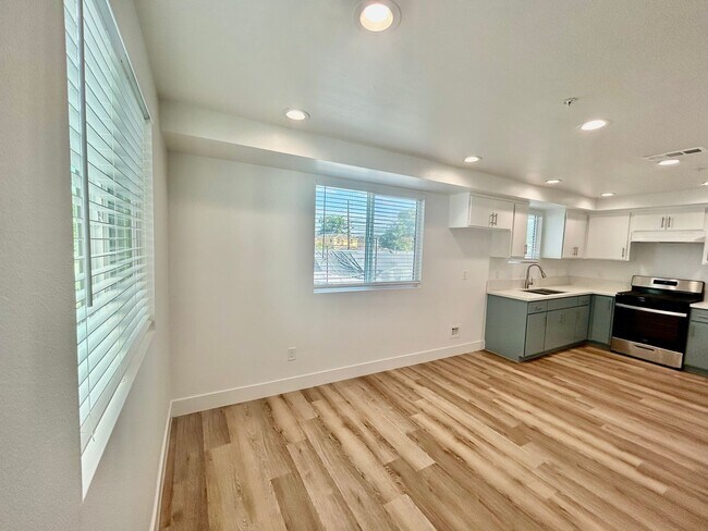 Building Photo - NewB La T 8418