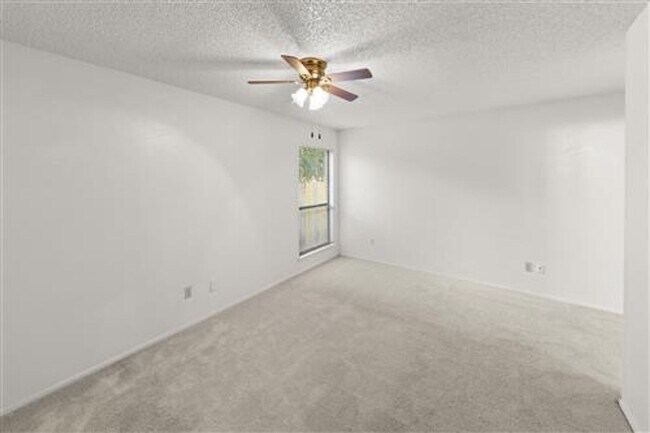 Building Photo - 2205 Foxcroft Ln
