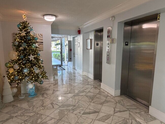 Building Photo - 2000 NE 135th St