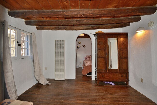 Building Photo - 142 Duran St